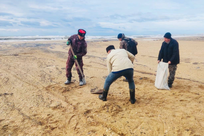 Экологи рассказали, сколько мазута может всплыть в Черном море к лету