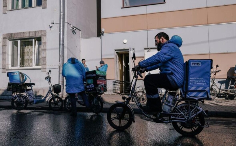 «Экономика гастролеров»: почему дворники идут в курьеры