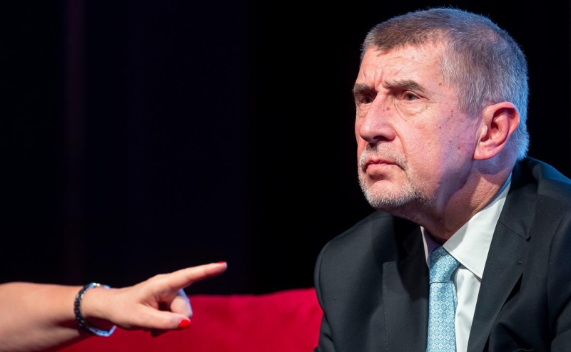 Экс-премьера Чехии ударили костылем по голове на предвыборном митинге