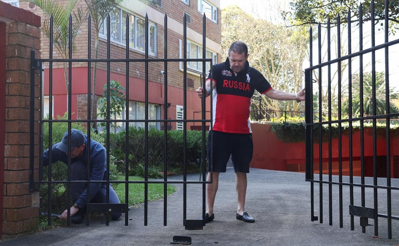 Экс-премьера Чехии ударили костылем по голове на предвыборном митинге