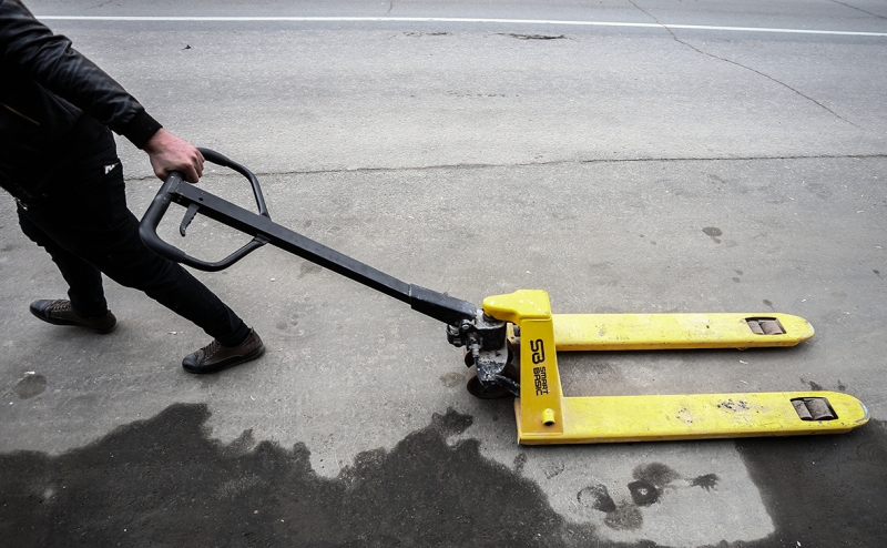 Эксперты назвали объем выполненных российскими курьерами за год заказов
