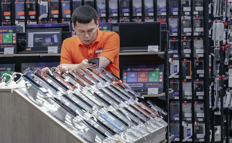 Эксперты спрогнозировали падение продаж смартфонов в России в 2024
