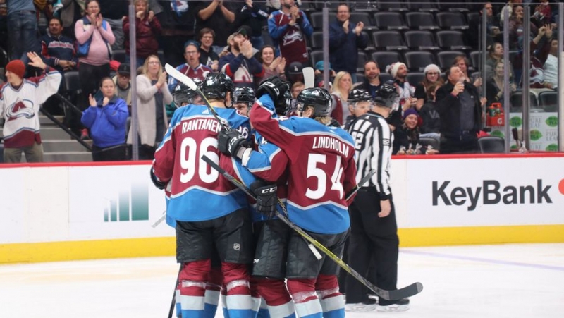 Экстренно прерван матч НХЛ между &laquo;Колорадо&raquo; и &laquo;Вегасом&raquo;