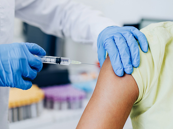 Эндокринолог Минздрава назвал прямое показание к вакцинации от COVID-1