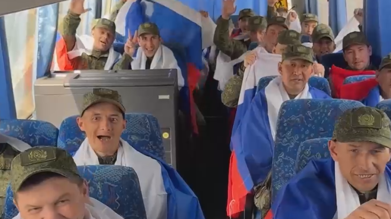 Еще одна группа российских военных вернулась из плена в рамках обмена