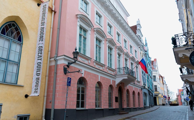 Эстония вышлет первого секретаря посольства России