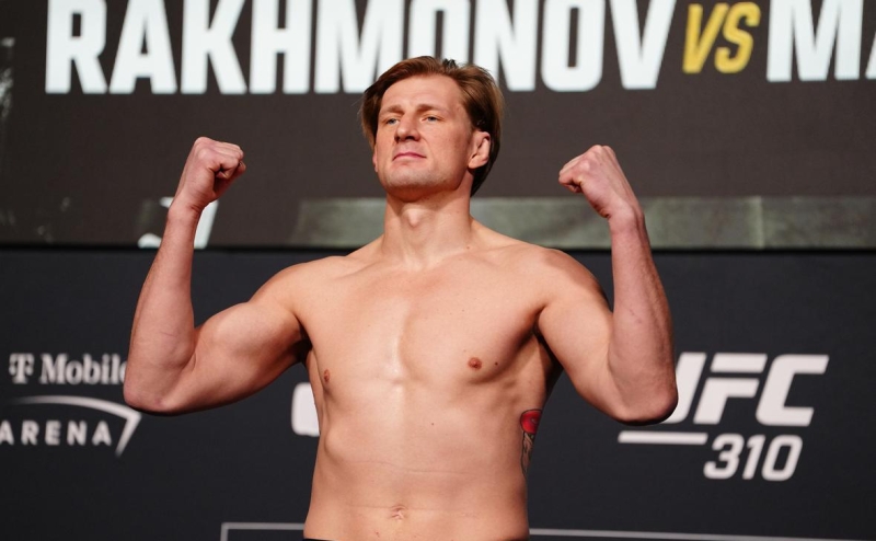 «Это ограбление». Россиянин проиграл на турнире UFC по решению судей