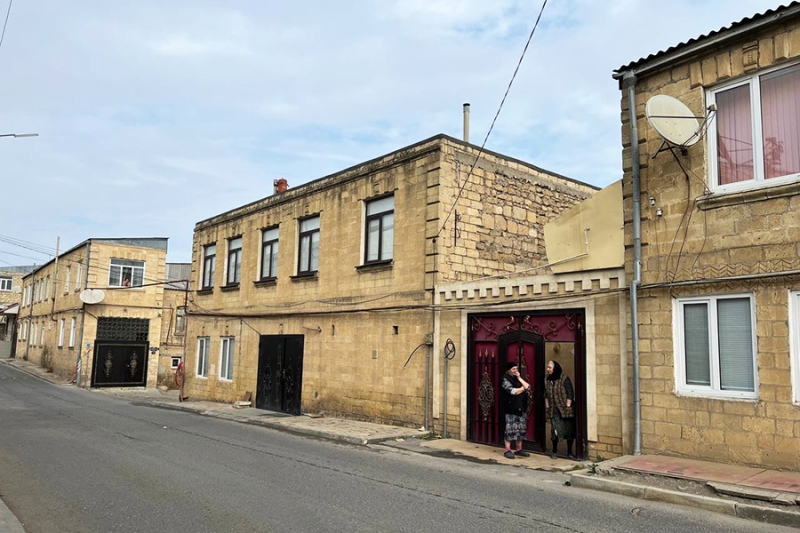 «Это же наши люди». Как евреи и мусульмане живут в одном дворе