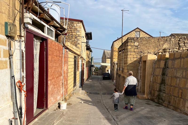 «Это же наши люди». Как евреи и мусульмане живут в одном дворе