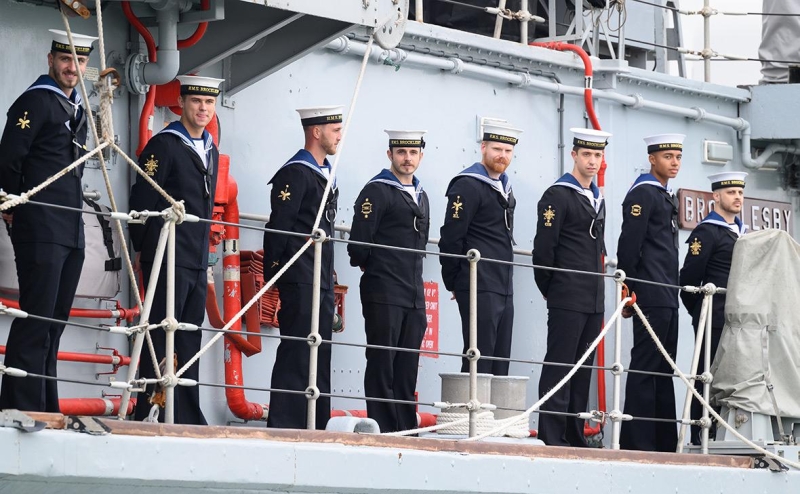 Express узнало о готовности британского флота задерживать российские