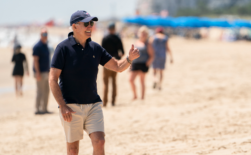 F-16 подняли в воздух из-за самолета над озером, где отдыхает Байден