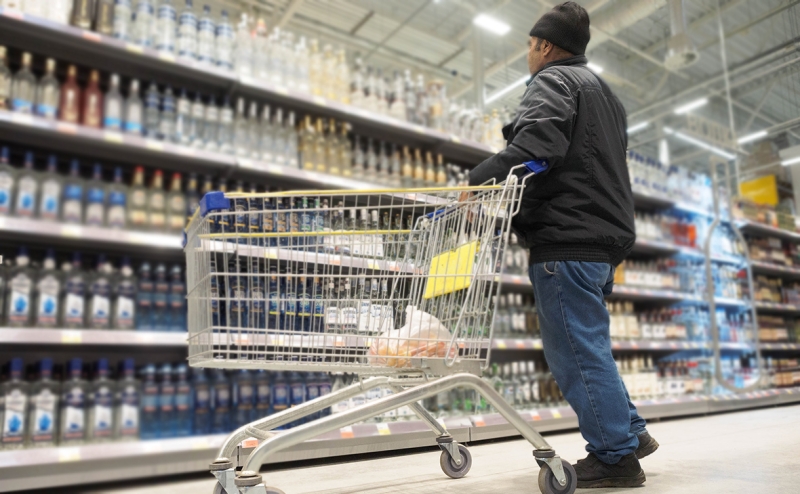 Филимонов обвинил владельцев сетей алкомаркетов в