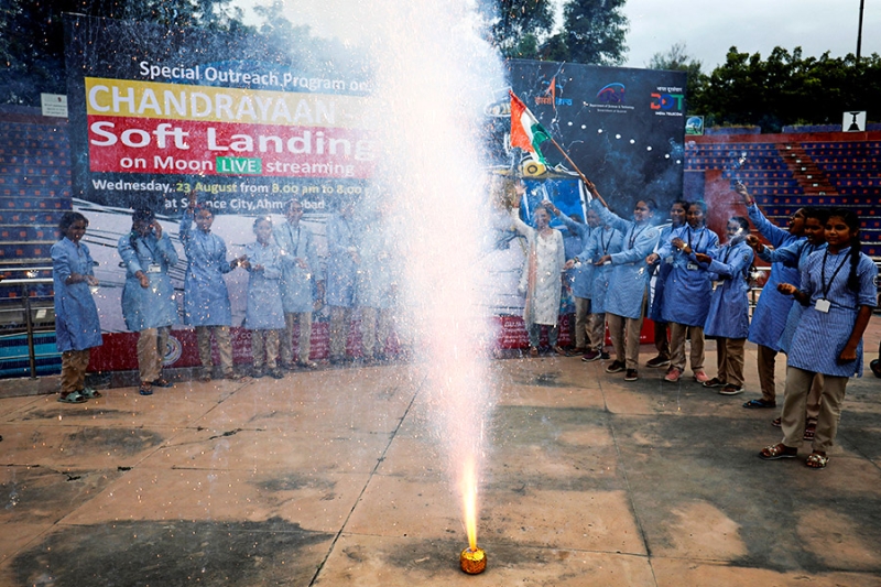 Флаги и ритуалы: как в Индии провожали и праздновали успех
