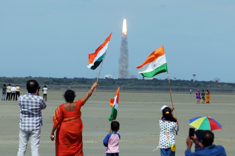 Флаги и ритуалы: как в Индии провожали и праздновали успех