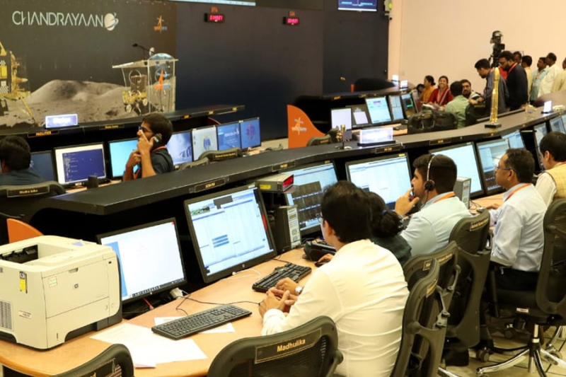 Флаги и ритуалы: как в Индии провожали и праздновали успех