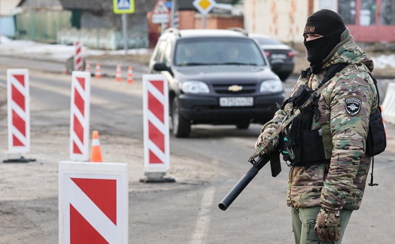 ФСБ показала оружие пытавшихся атаковать Брянскую область диверсантов