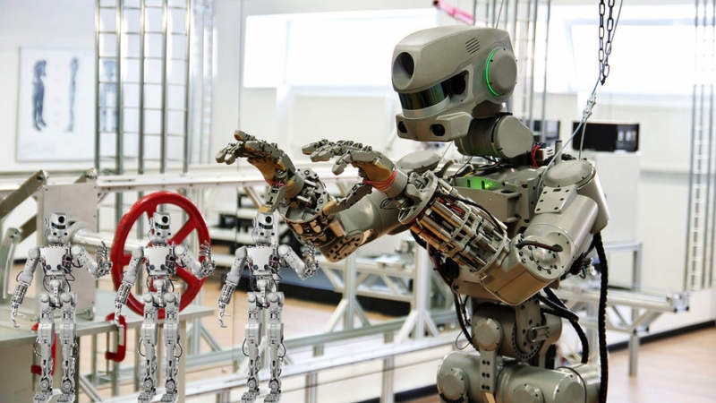 ФСО позволила роботу «Федору» повернуть голову на встрече с Путиным