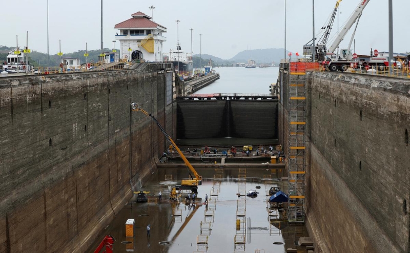 FT узнала о рисках из-за проблем в Суэцком и Панамском каналах