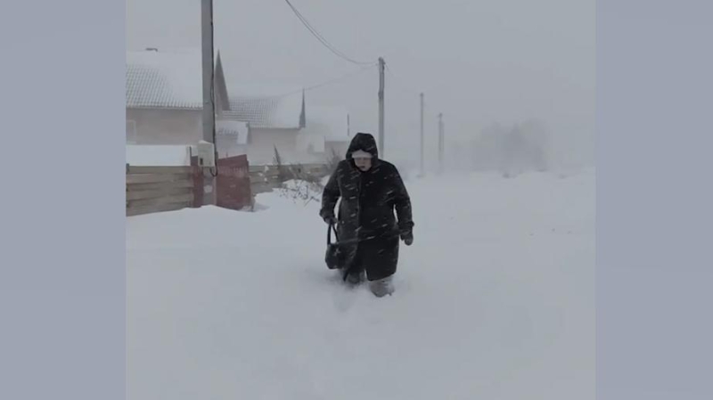 Где в России из-за снегопада и метелей перекрыли движение на дорогах