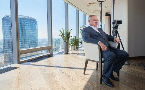 Глава ВТБ назвал нереалистичным отключение России от SWIFT