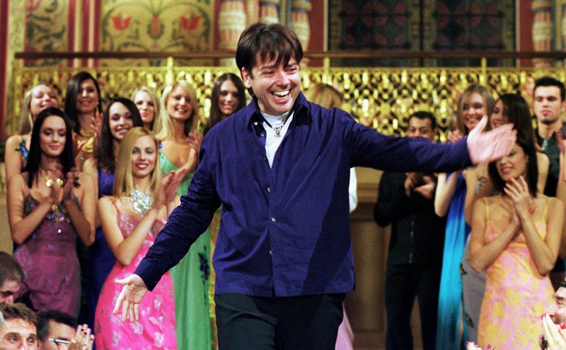 «Главная наша задача ― быть непохожим»: какие костюмы создавал Юдашкин