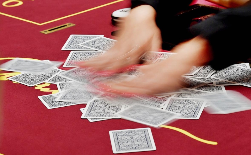 Гонконг пригрозил делистингом компаниям из-за продажи казино в России