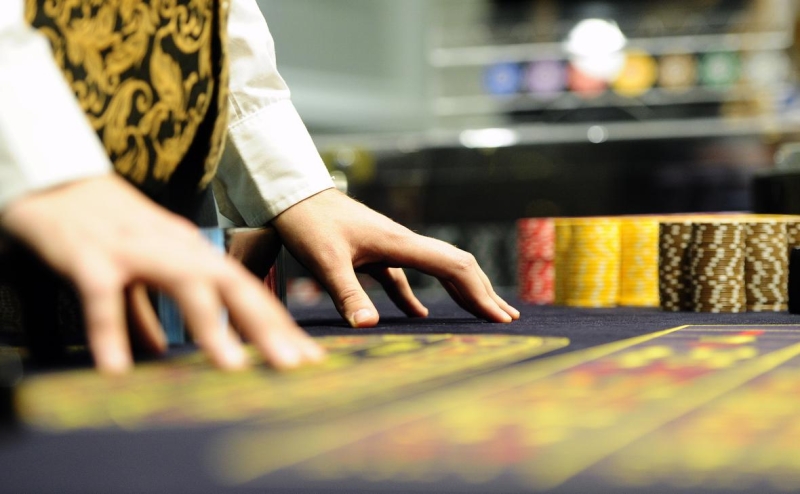 Гонконг пригрозил делистингом компаниям из-за продажи казино в России