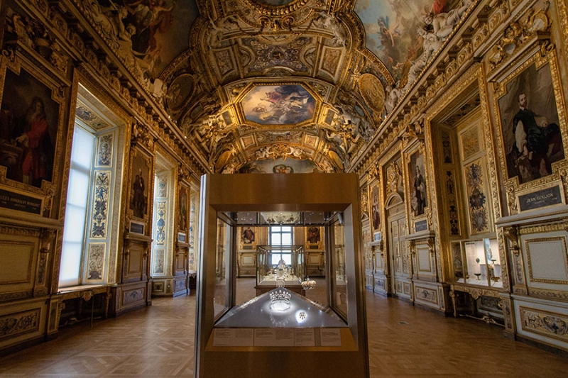 Грабители попытались продать похищенные ценности Лувра