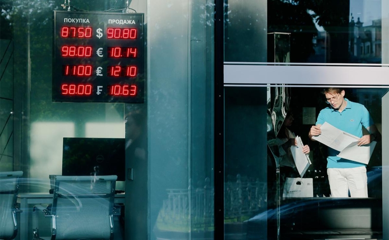 Греф назвал недостаточными меры против падения курса рубля