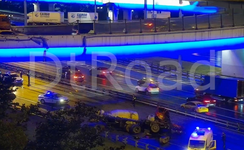 Грузовик упал с эстакады в Москве на пересечении с ТТК