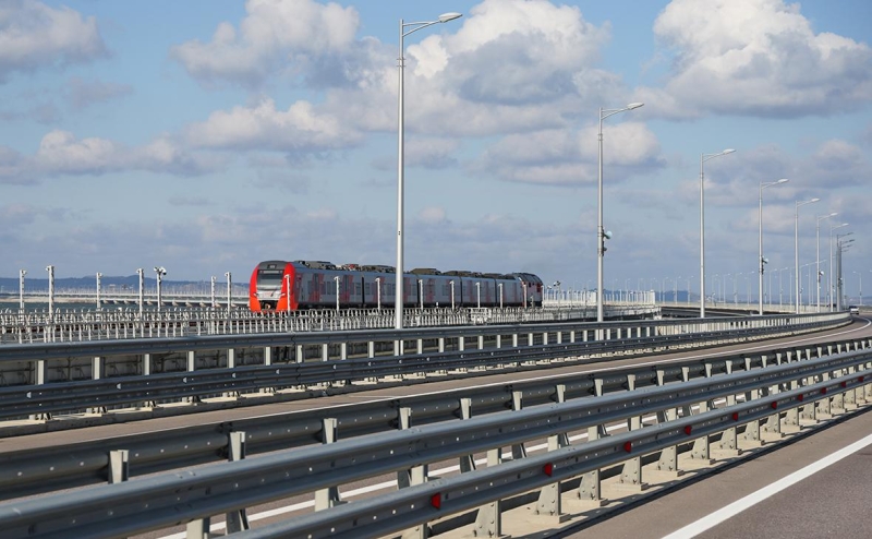 Грузовики пока не пустят на Крымский мост по соображениям безопасности