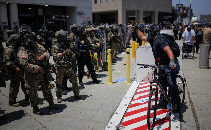 Губернатор Калифорнии решил судиться с Трампом из-за ввода войск