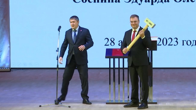 Губернатор подарил мэру Перми молот со словами &laquo;дурь из головы