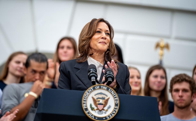 Харрис опередила Трампа в первом опросе после выхода Байдена из гонки