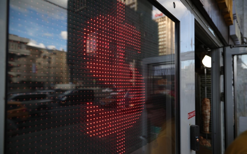 Инвесторы перешли к продаже валюты после ослабления рубля