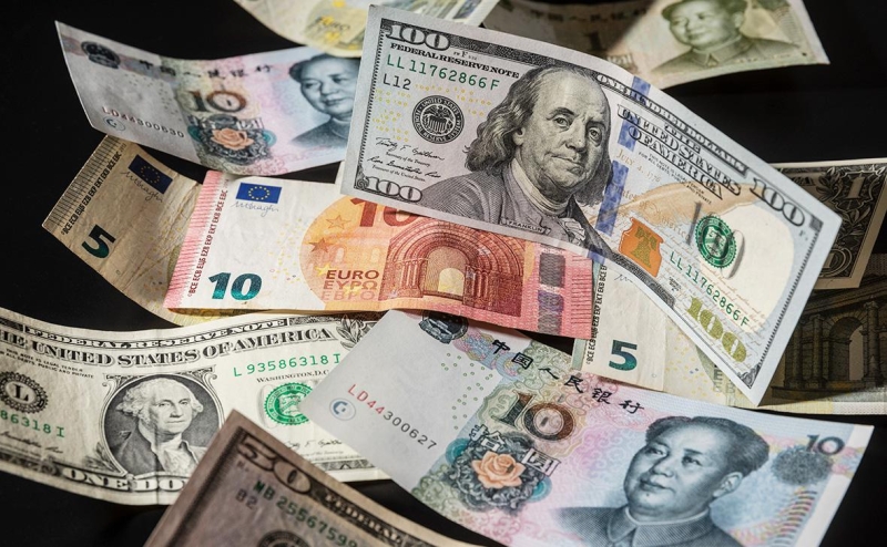 Инвесторы перешли к продаже валюты после ослабления рубля