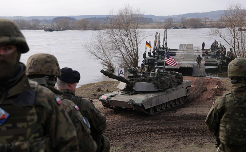 Историк рассказал, как Ельцин просил Клинтона &laquo;отдать Европу России&raquo;