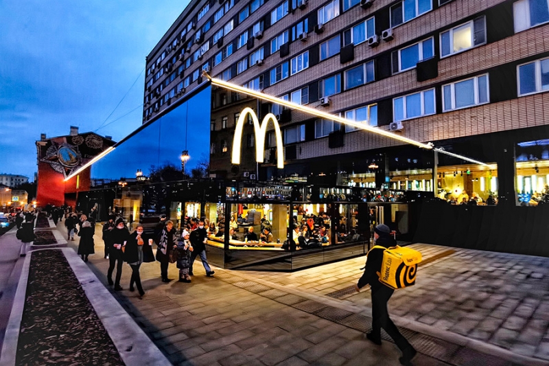 Из 1990-го в 2022-й: история «Макдоналдса» на Пушкинской в четырех фото