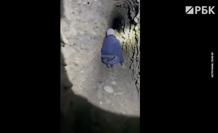 Избирком проверит видео с женщиной на коленях у избирательной урны