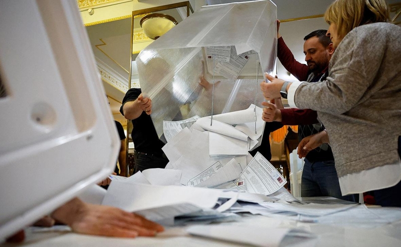 Избирком проверит видео с женщиной на коленях у избирательной урны