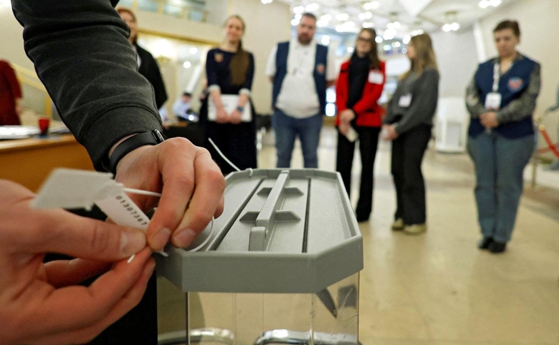 Избирком проверит видео с женщиной на коленях у избирательной урны