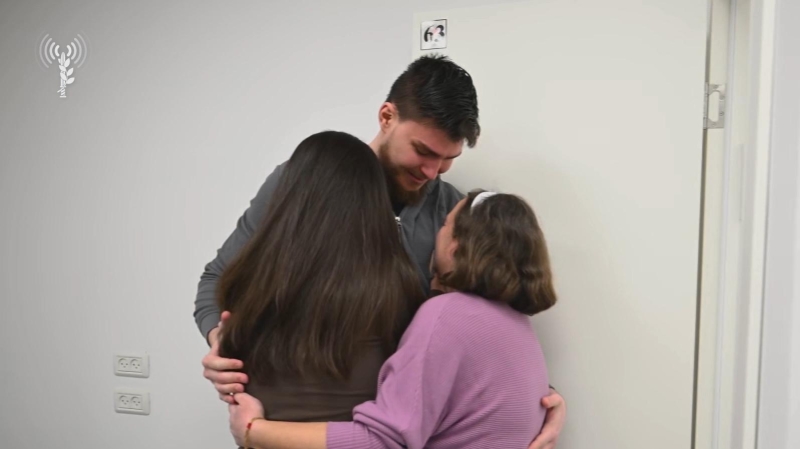 Израиль опубликовал кадры встречи отпущенного ХАМАС россиянина с