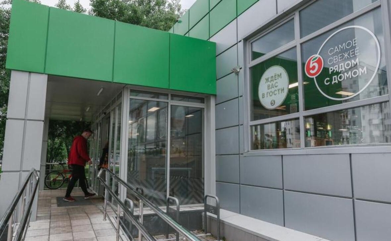 &laquo;Известия&raquo; сообщили о личинках червей в консервах в &laquo;Пятерочке&raquo; и