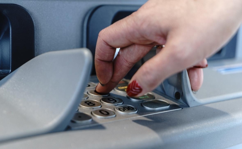 Юристы оценили строгость новых правил открытия карт в банках