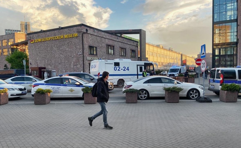 К офису Wildberries в Москве приехали восемь полицейских машин