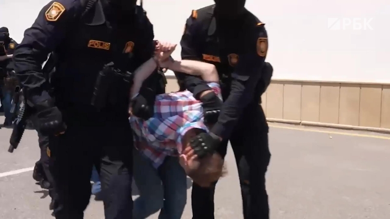 К задержанным в Азербайджане россиянам пустили матерей