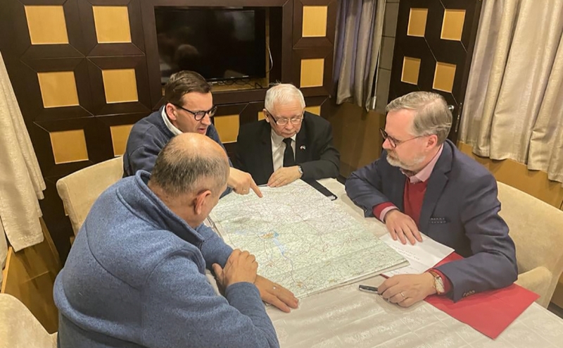 Качиньский в Киеве предложил ввести миротворцев НАТО на Украину