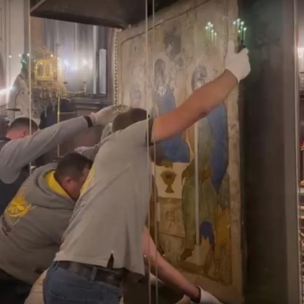 Кадры перевозки &laquo;Троицы&raquo; из Третьяковки в Храм Христа Спасителя