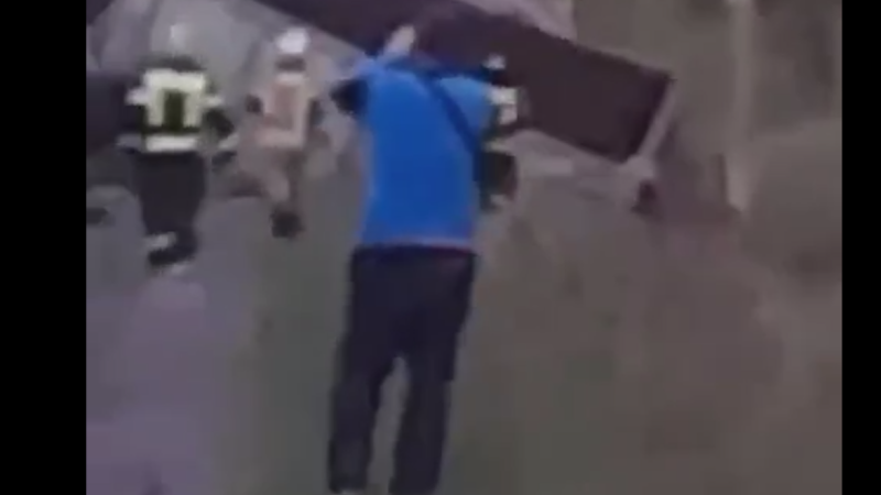 Кадры с сошедшим с рельс грузовым поездом в Брянской области