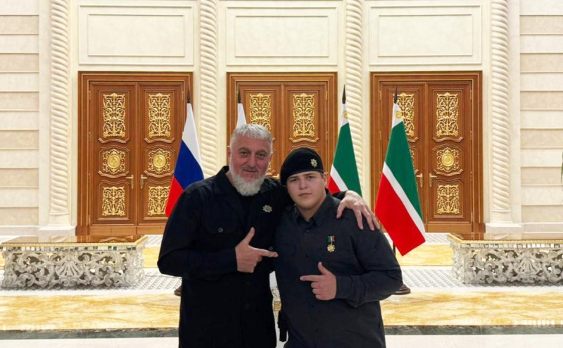 Кадыров опубликовал кадры встречи с избитым его сыном Журавелем